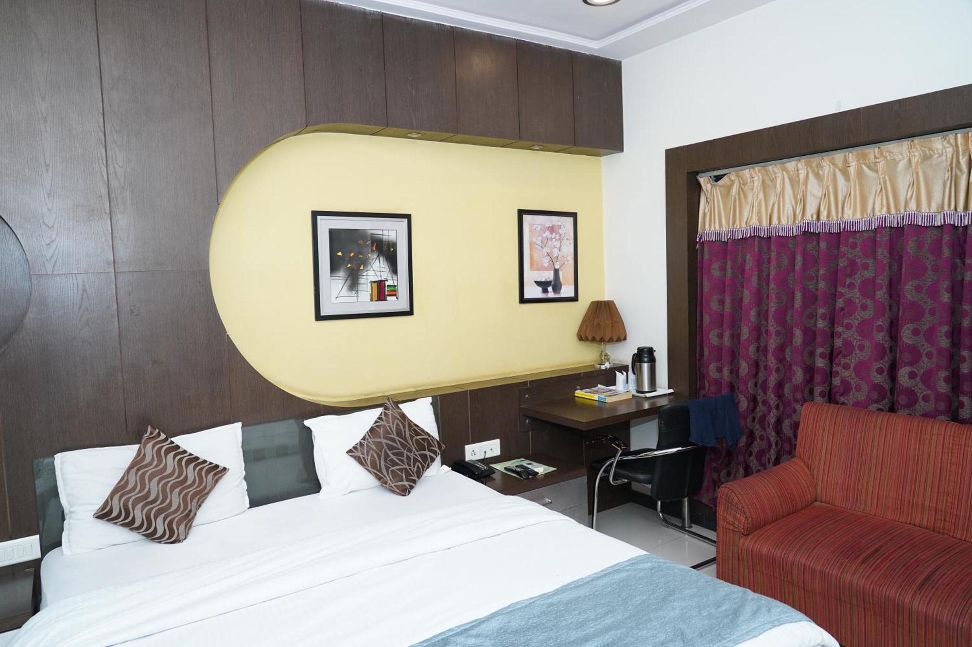 Marshall The Grand Hotel Ahmedabad Bagian luar foto