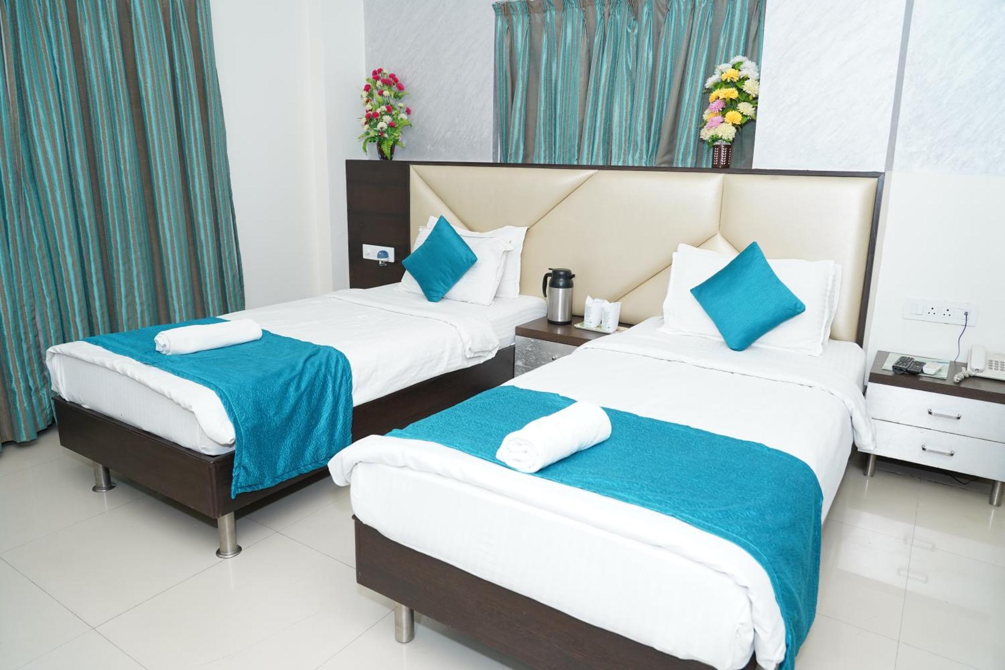 Marshall The Grand Hotel Ahmedabad Bagian luar foto