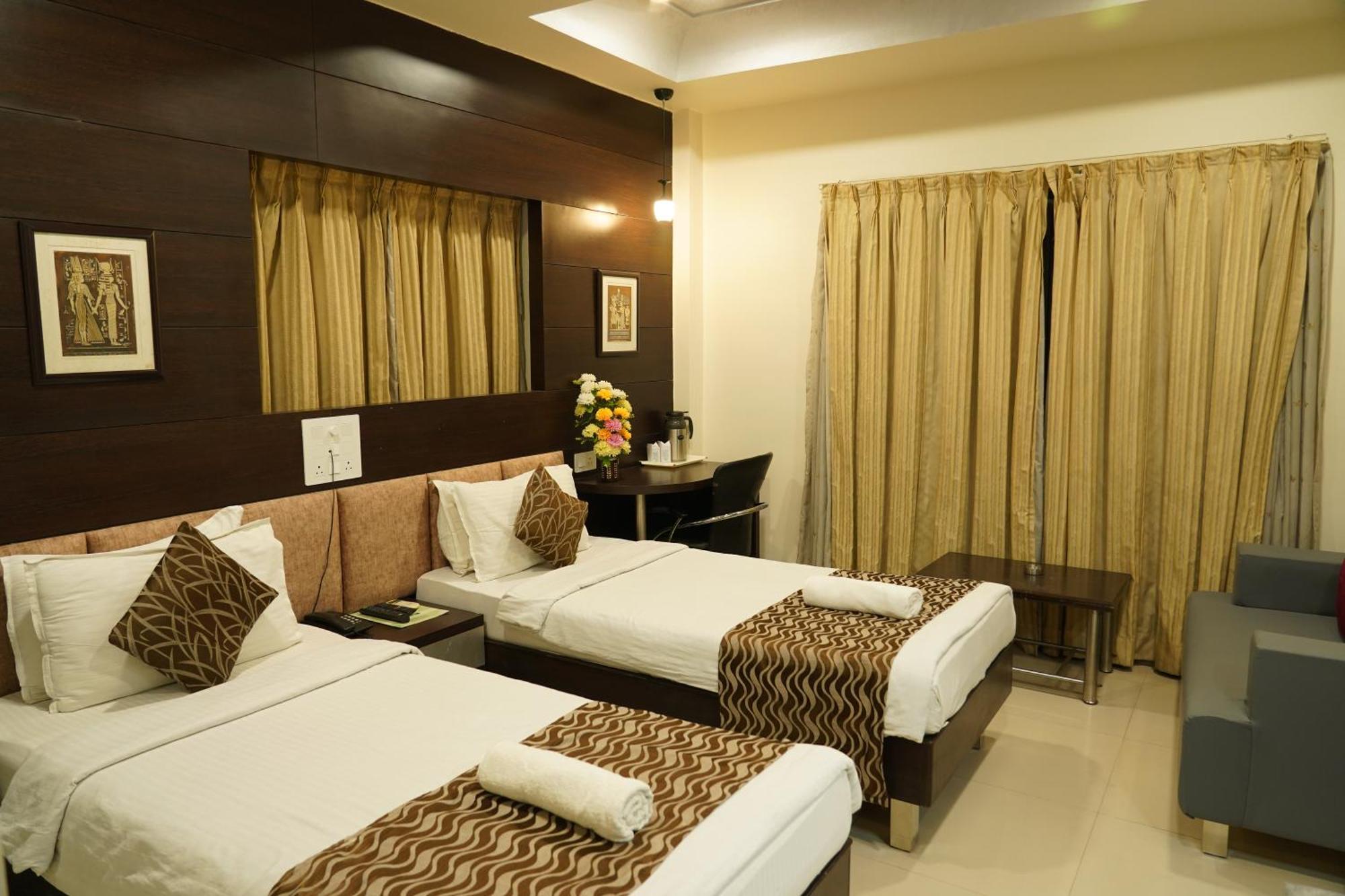 Marshall The Grand Hotel Ahmedabad Bagian luar foto