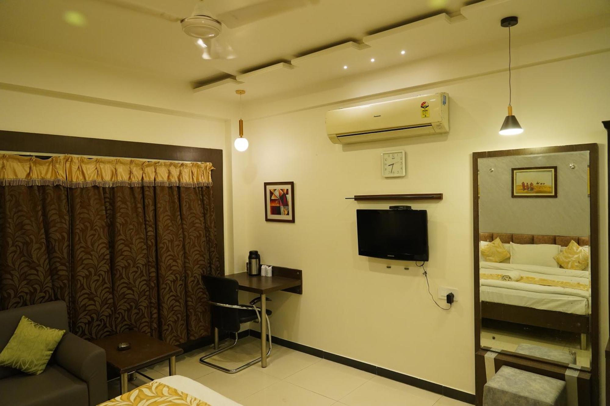 Marshall The Grand Hotel Ahmedabad Bagian luar foto