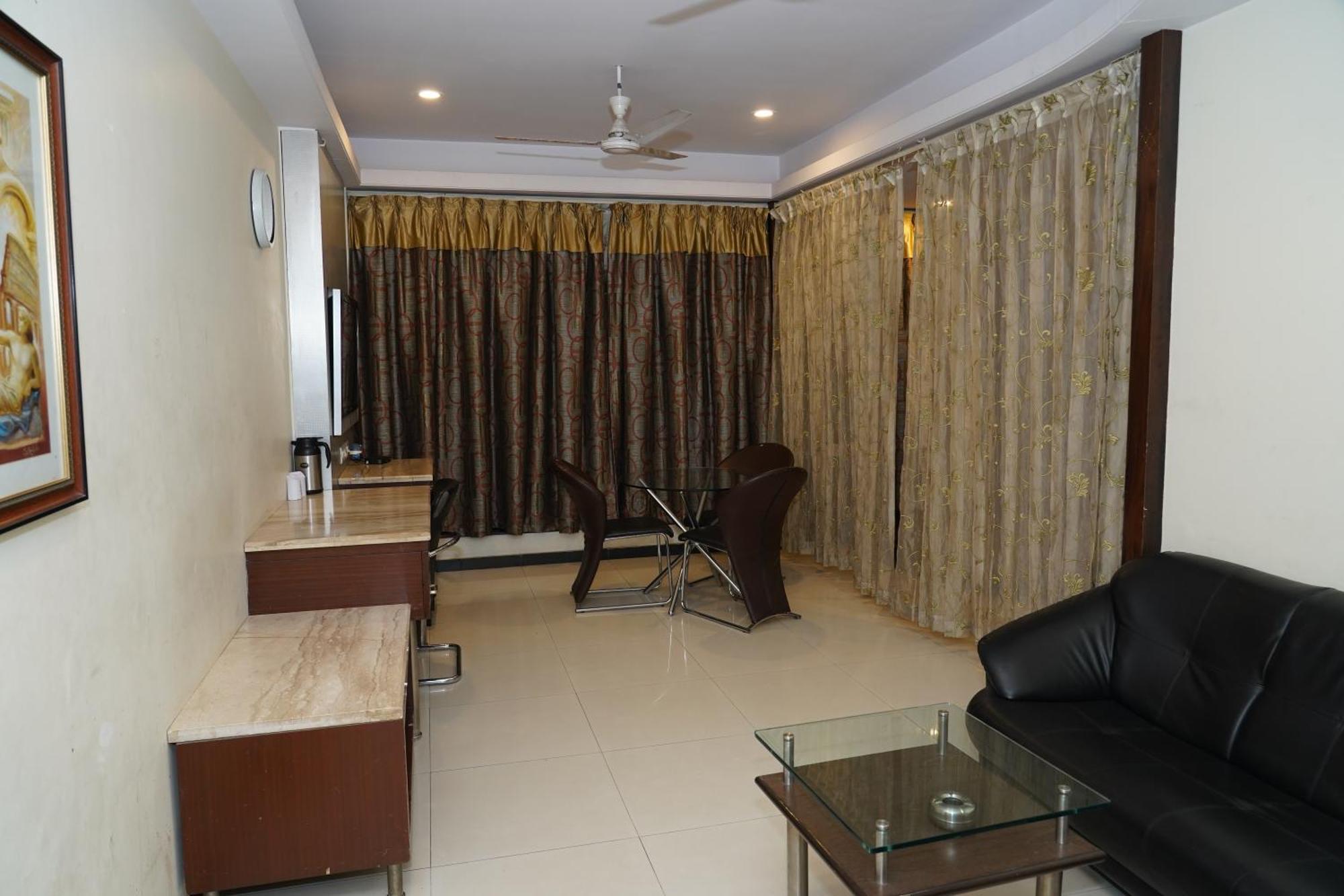 Marshall The Grand Hotel Ahmedabad Bagian luar foto