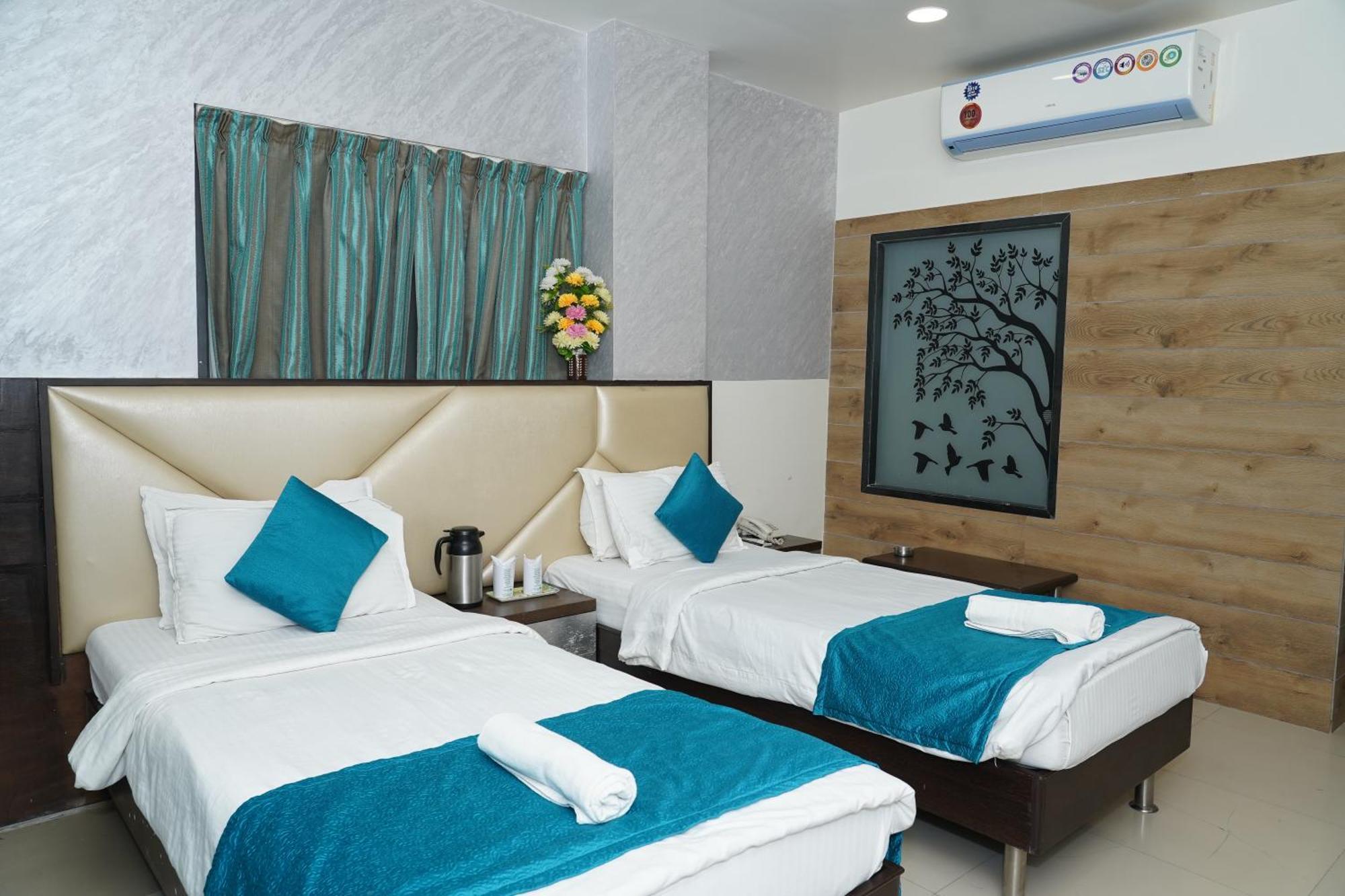 Marshall The Grand Hotel Ahmedabad Bagian luar foto