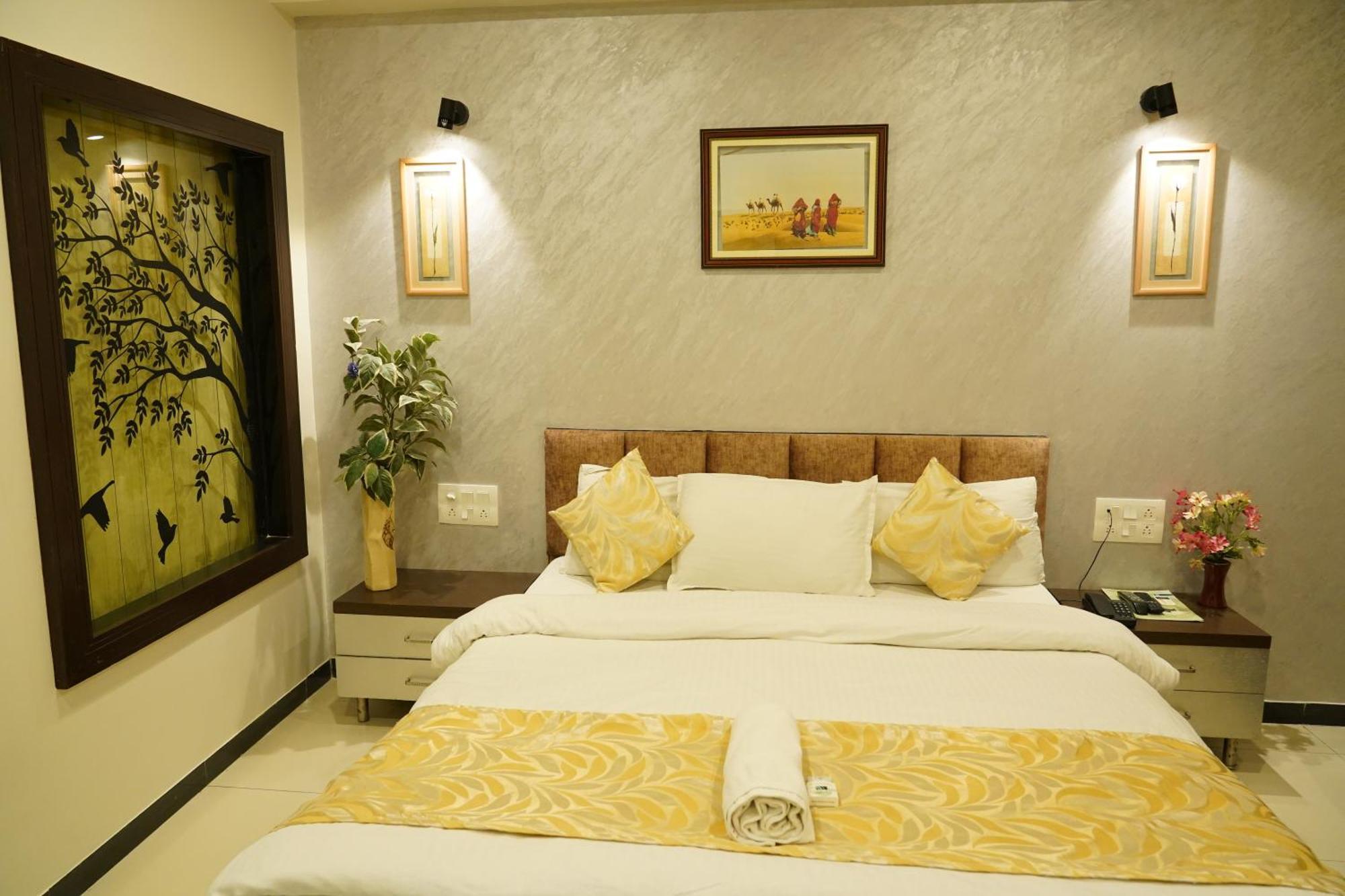 Marshall The Grand Hotel Ahmedabad Bagian luar foto