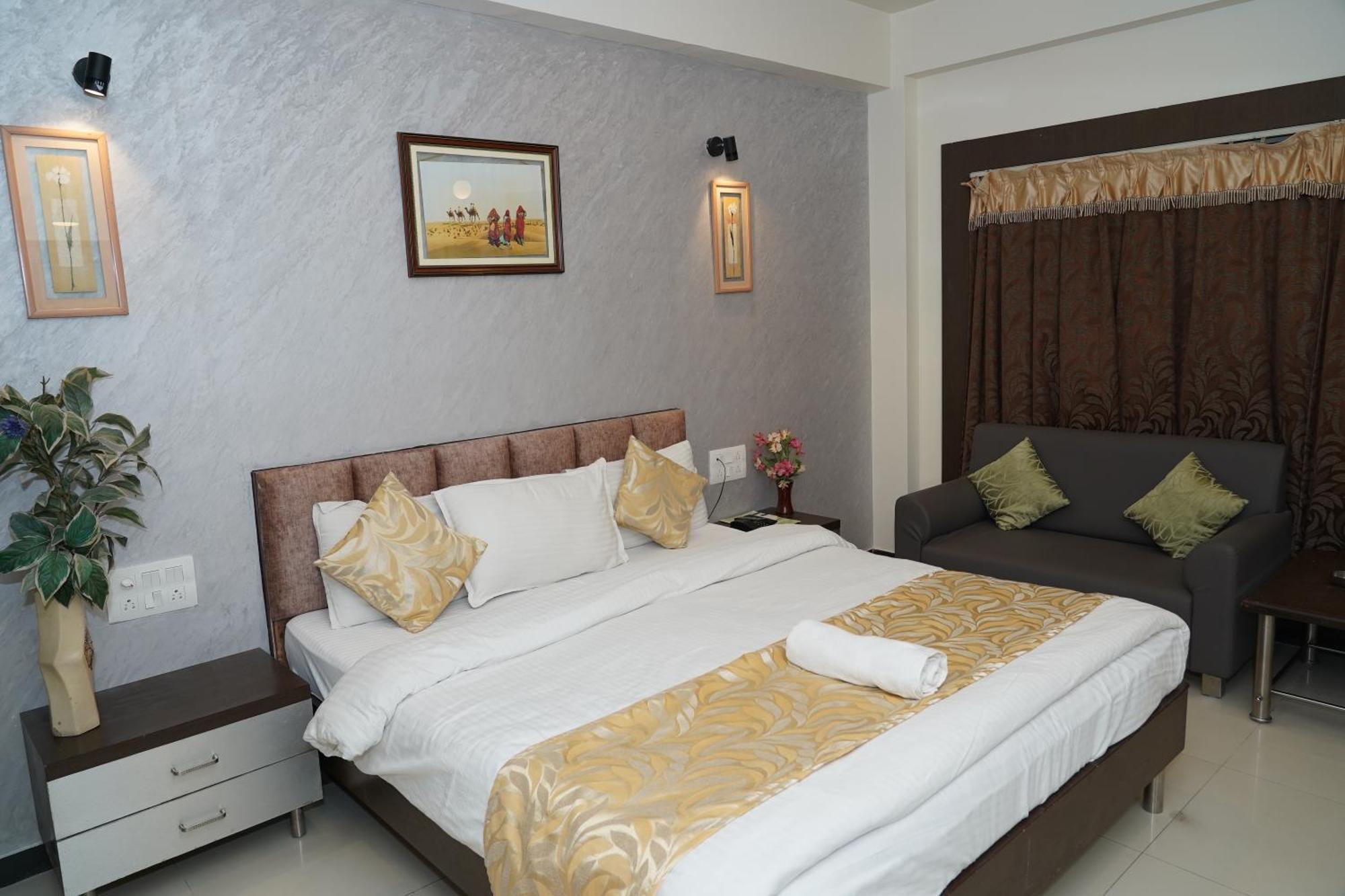 Marshall The Grand Hotel Ahmedabad Bagian luar foto