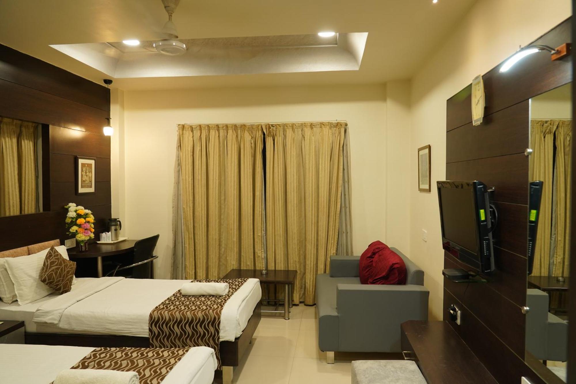 Marshall The Grand Hotel Ahmedabad Bagian luar foto