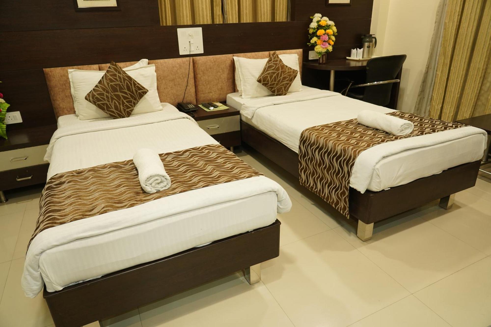 Marshall The Grand Hotel Ahmedabad Bagian luar foto