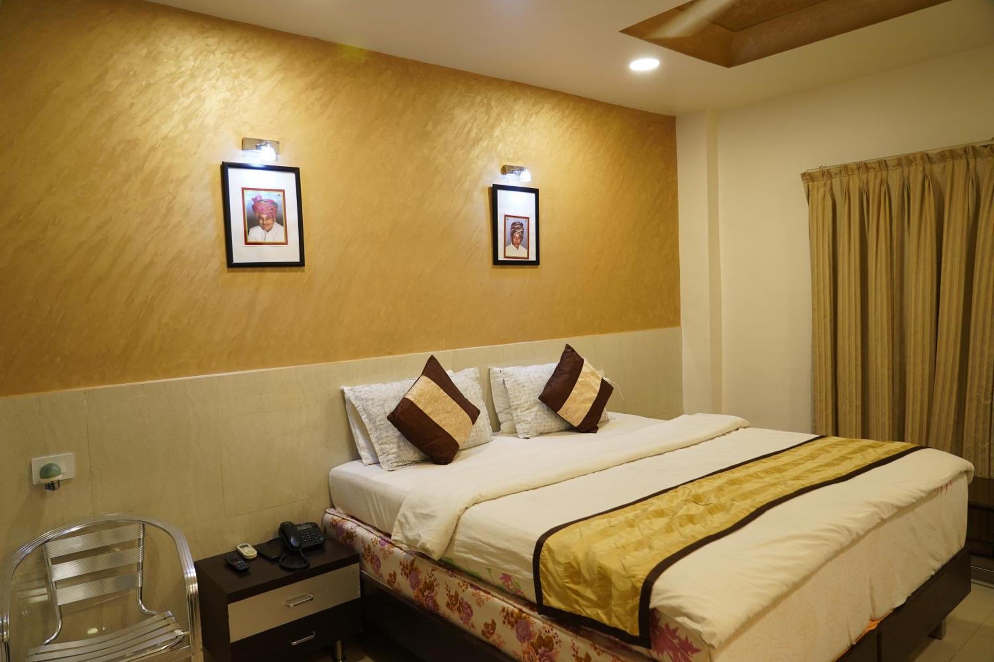 Marshall The Grand Hotel Ahmedabad Bagian luar foto