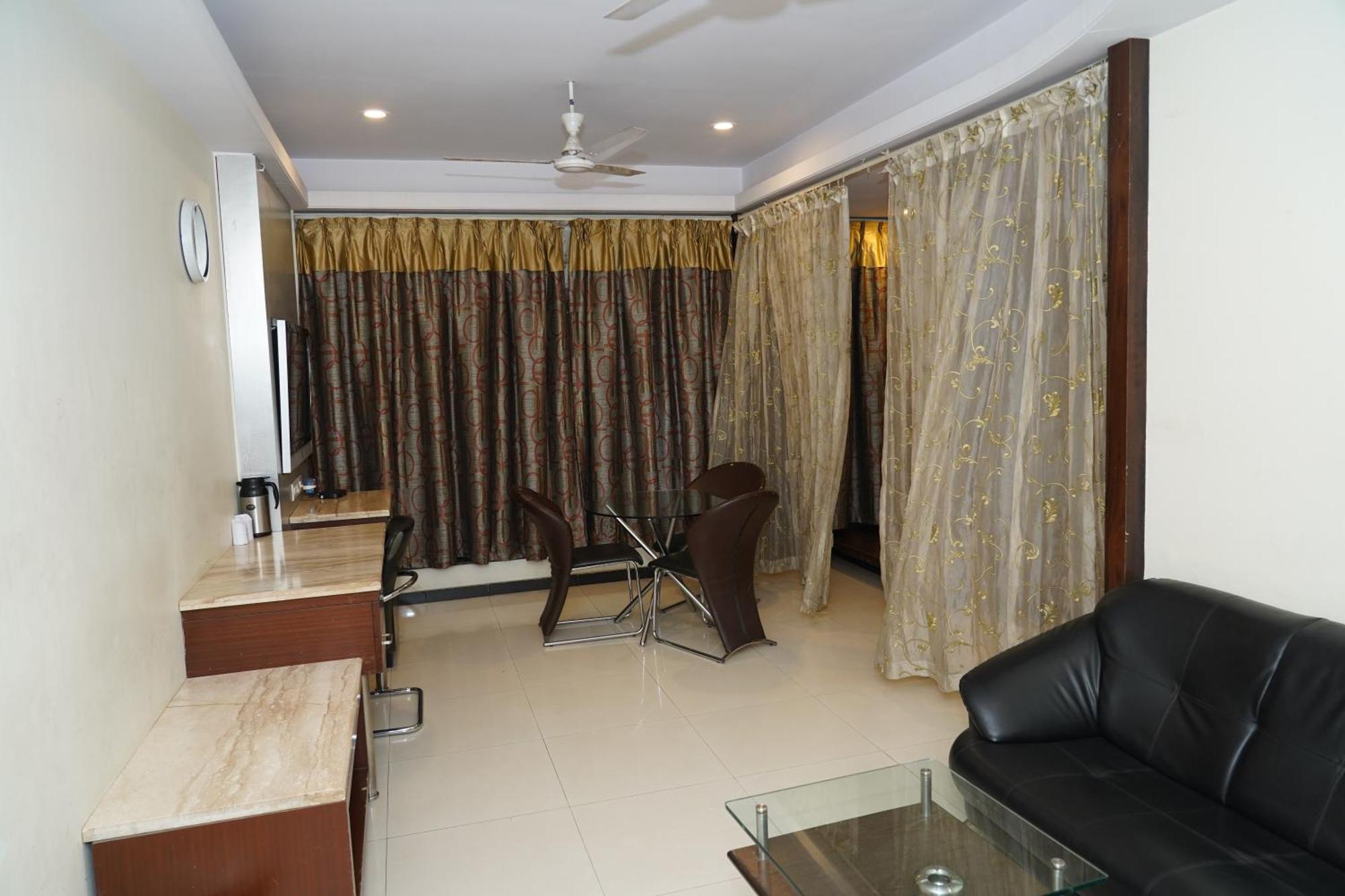 Marshall The Grand Hotel Ahmedabad Bagian luar foto