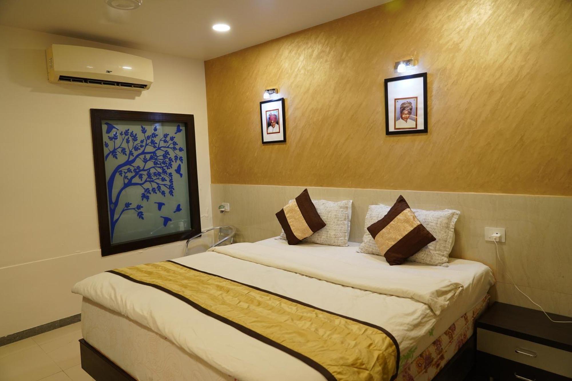 Marshall The Grand Hotel Ahmedabad Bagian luar foto