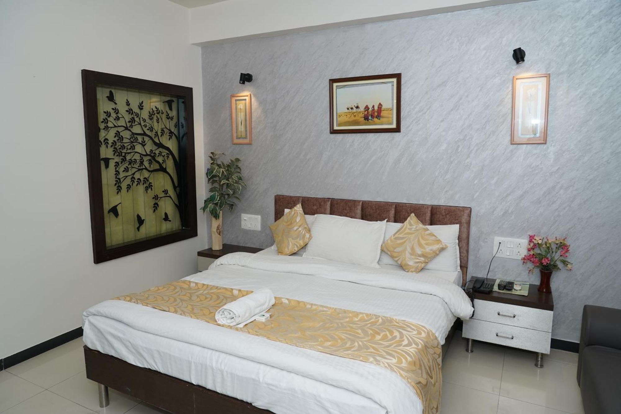 Marshall The Grand Hotel Ahmedabad Bagian luar foto