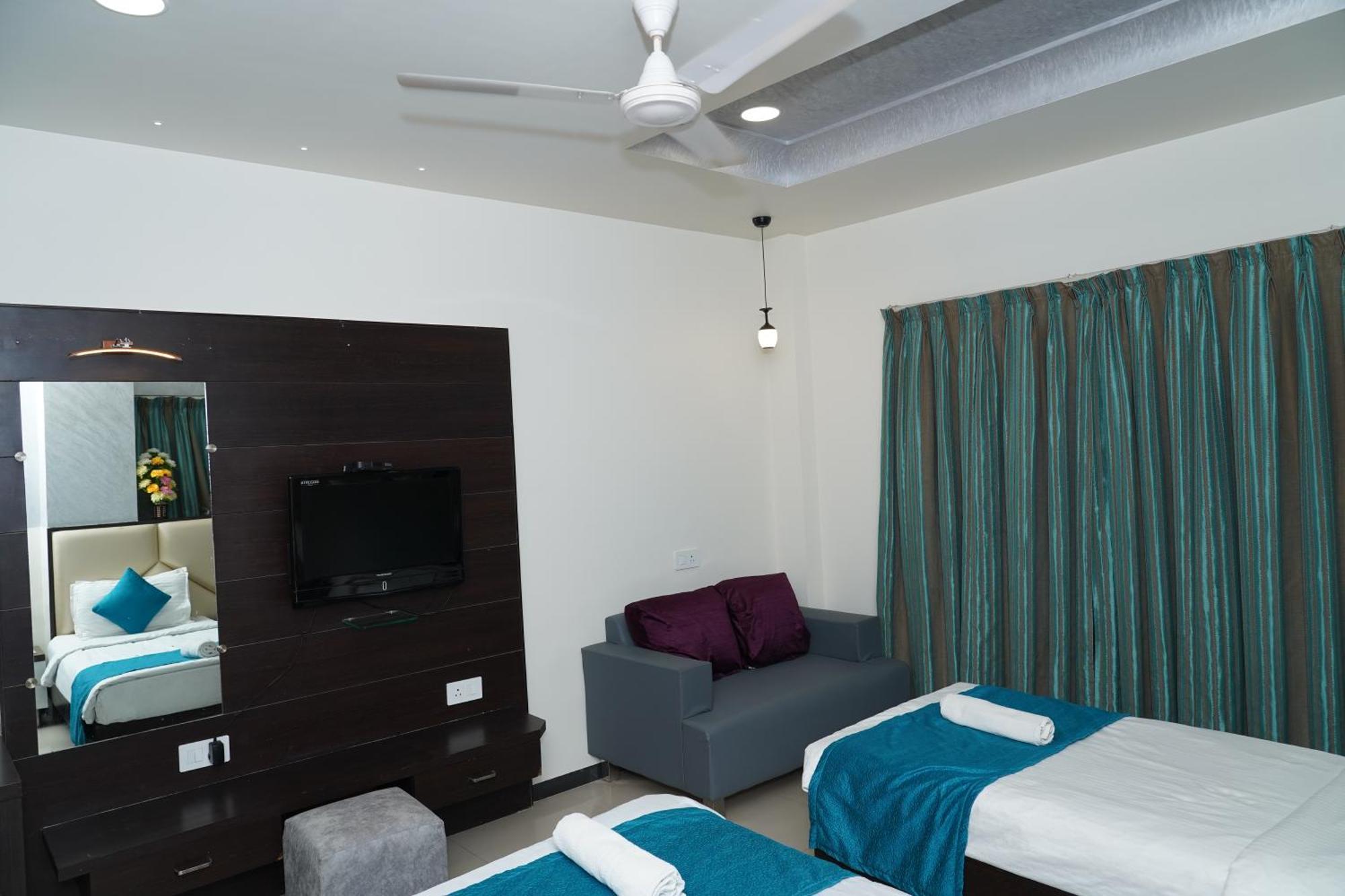 Marshall The Grand Hotel Ahmedabad Bagian luar foto