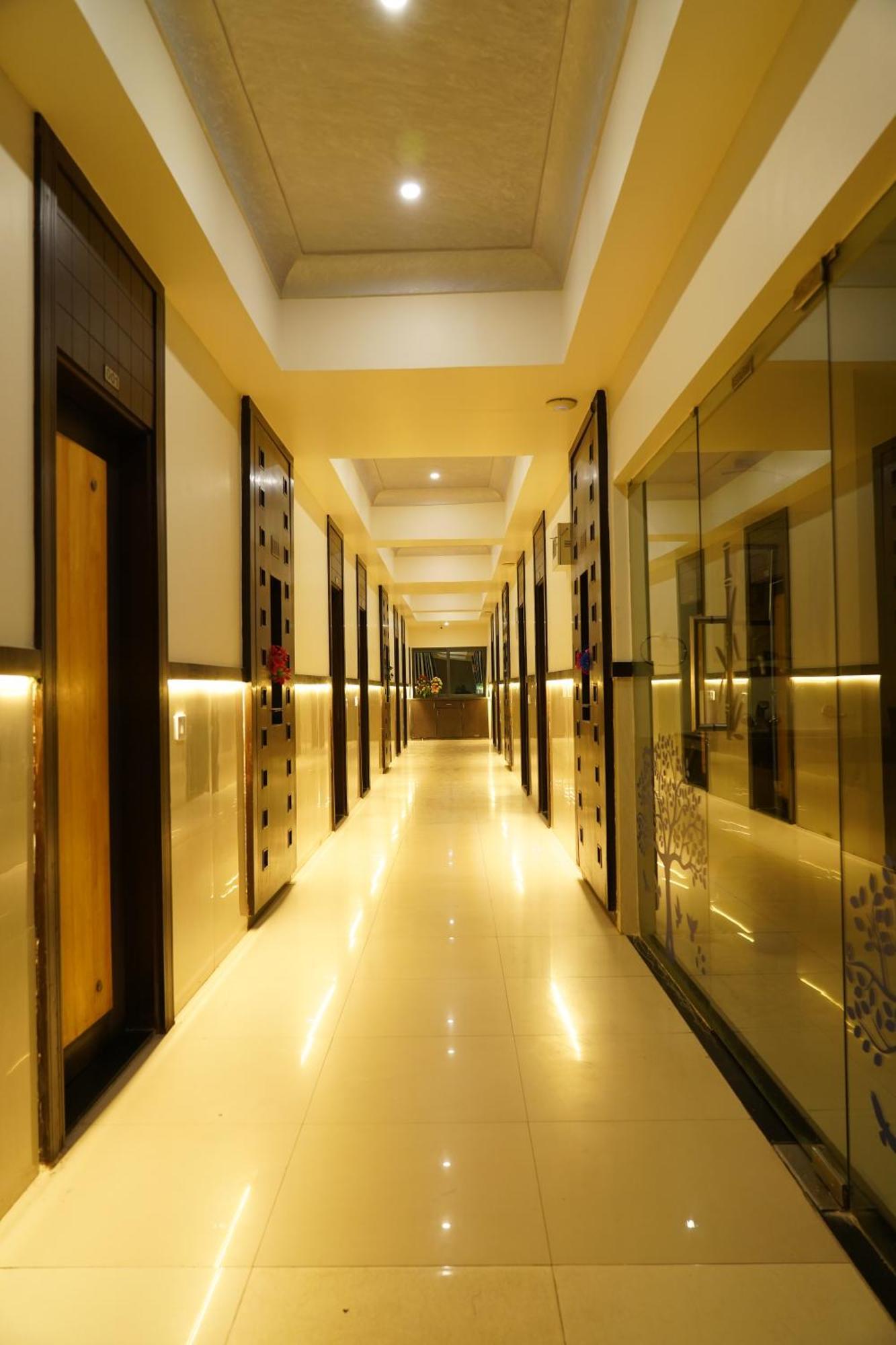 Marshall The Grand Hotel Ahmedabad Bagian luar foto