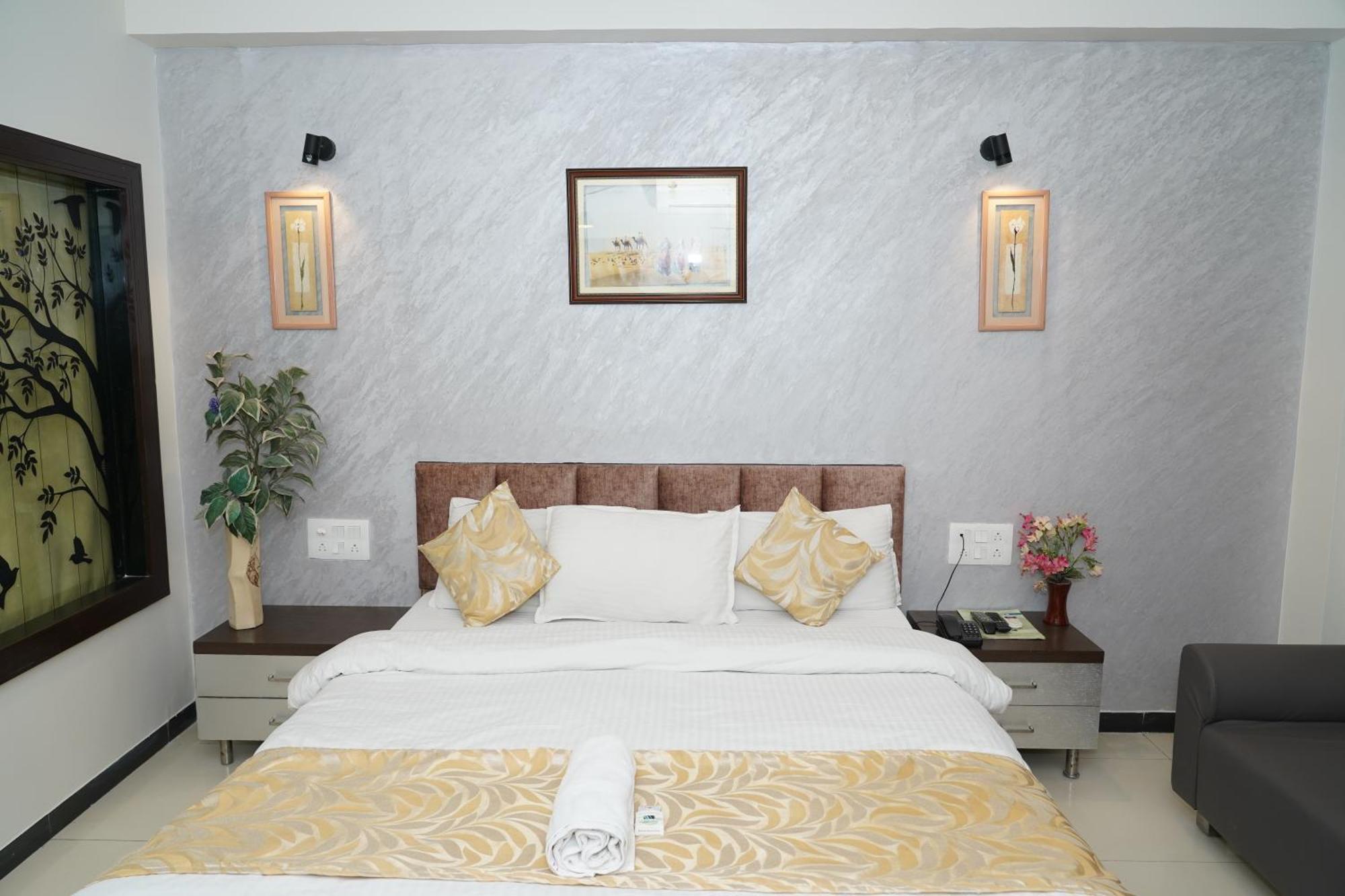 Marshall The Grand Hotel Ahmedabad Bagian luar foto