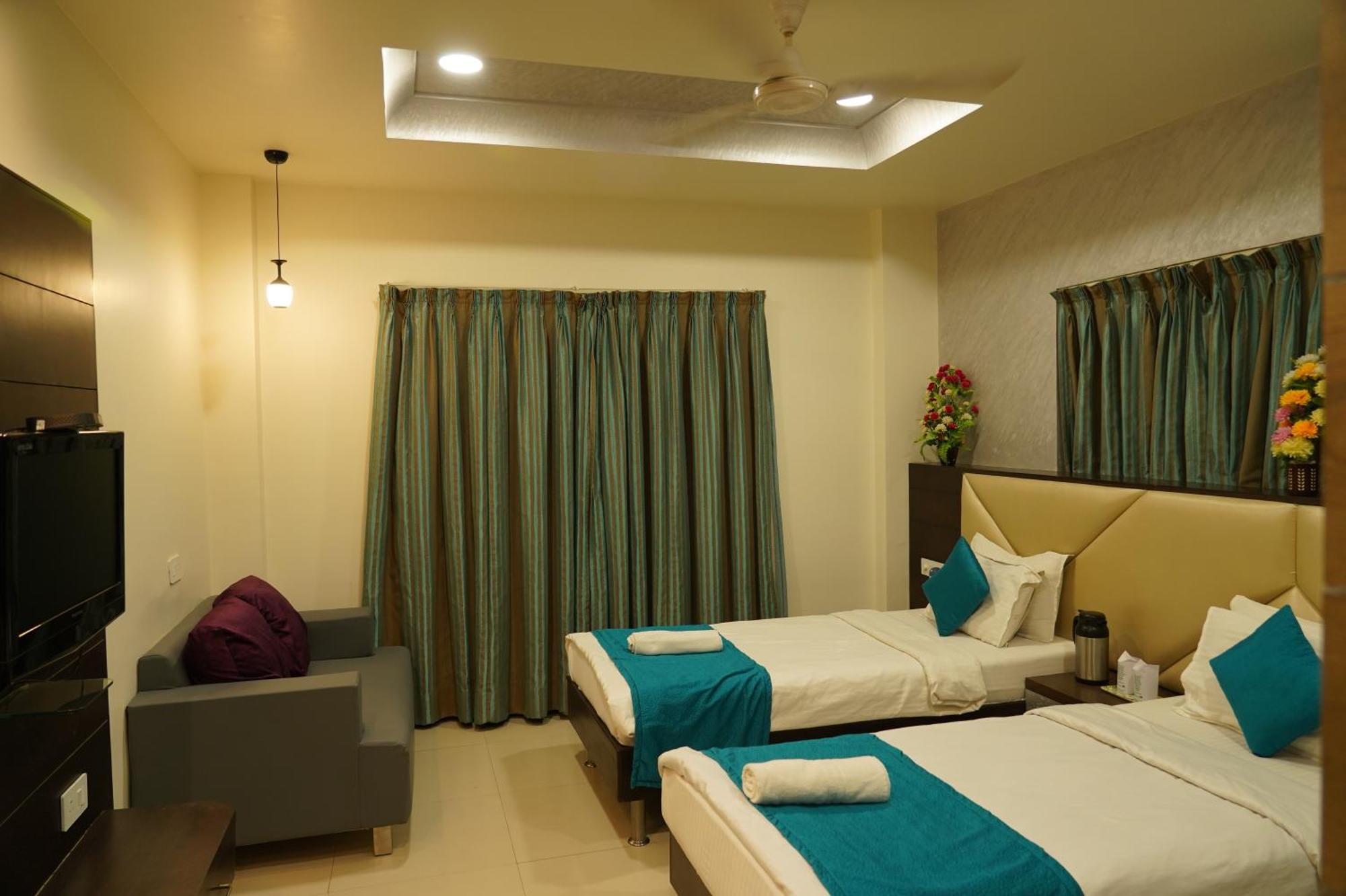 Marshall The Grand Hotel Ahmedabad Bagian luar foto