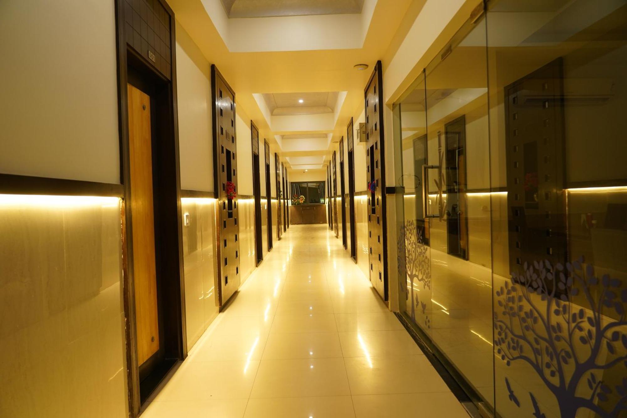 Marshall The Grand Hotel Ahmedabad Bagian luar foto
