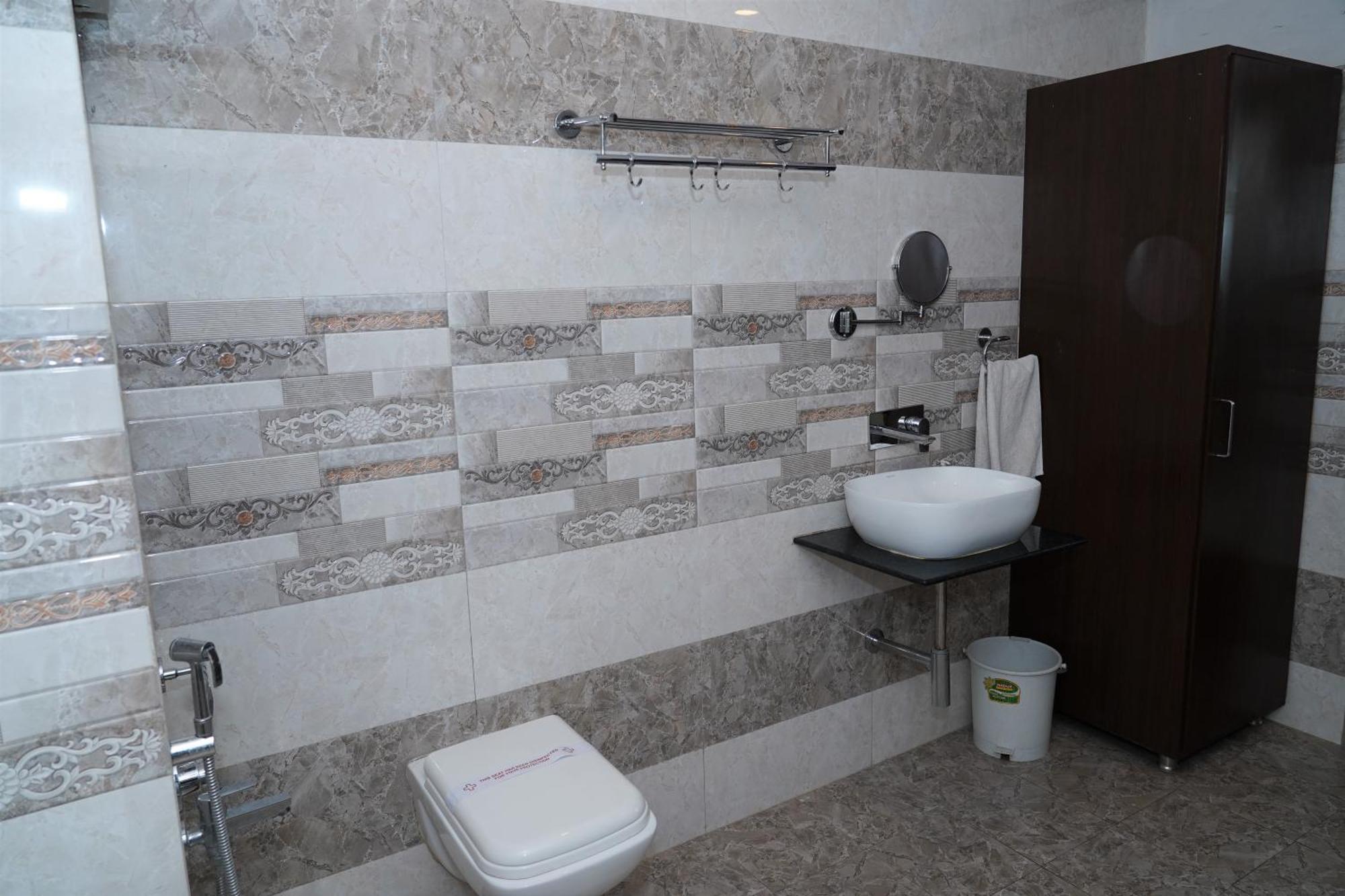 Marshall The Grand Hotel Ahmedabad Bagian luar foto