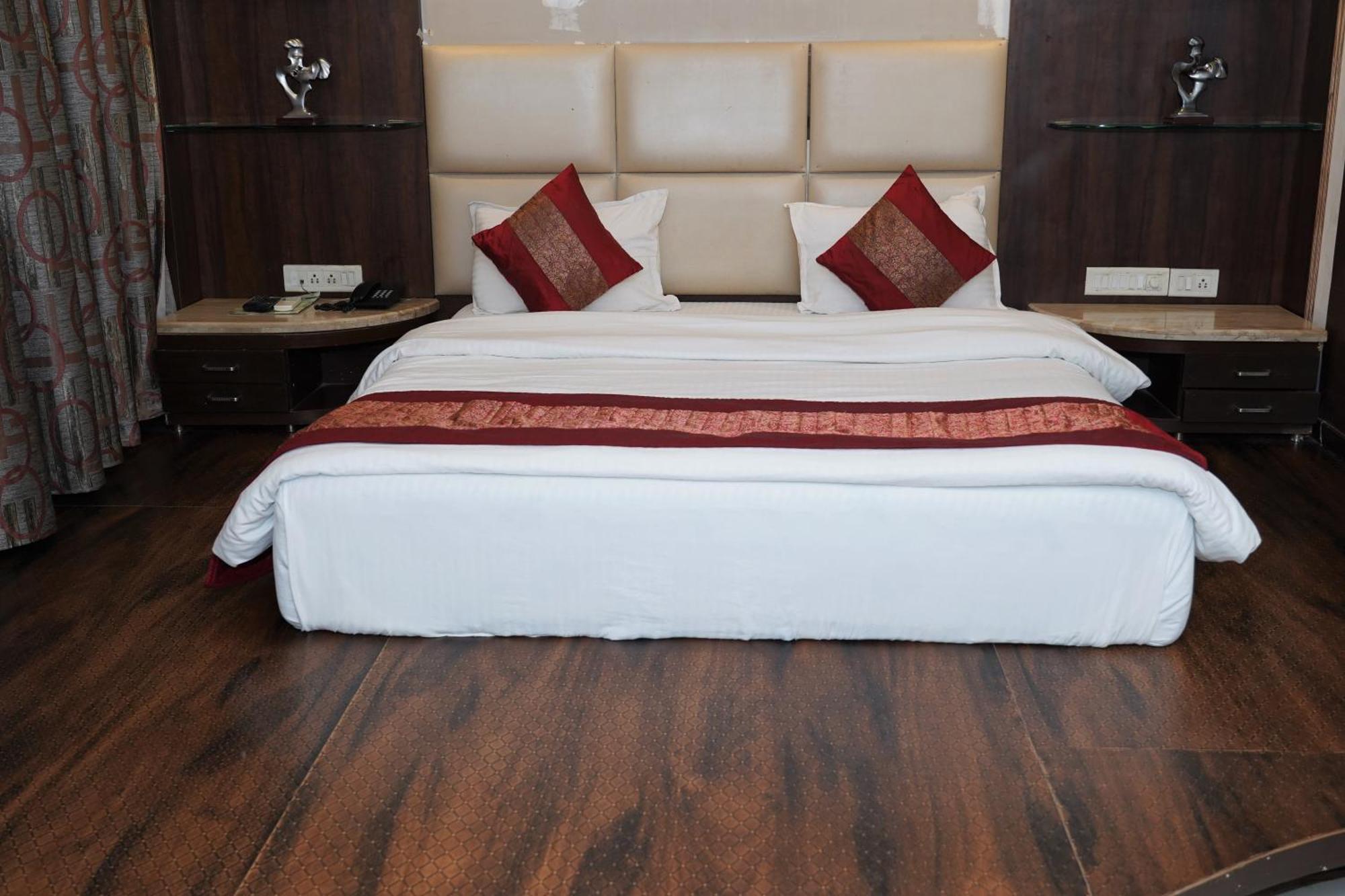 Marshall The Grand Hotel Ahmedabad Bagian luar foto