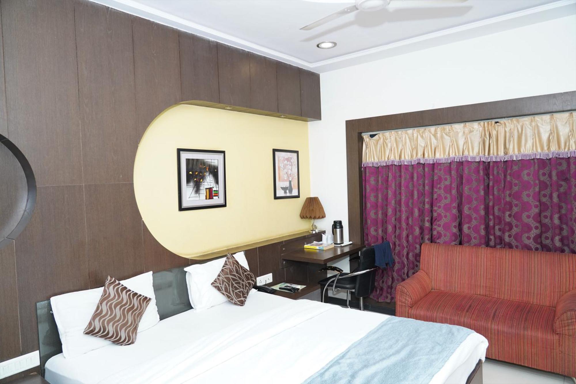 Marshall The Grand Hotel Ahmedabad Bagian luar foto