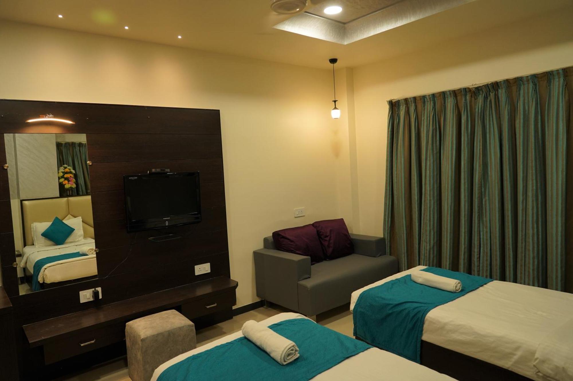 Marshall The Grand Hotel Ahmedabad Bagian luar foto