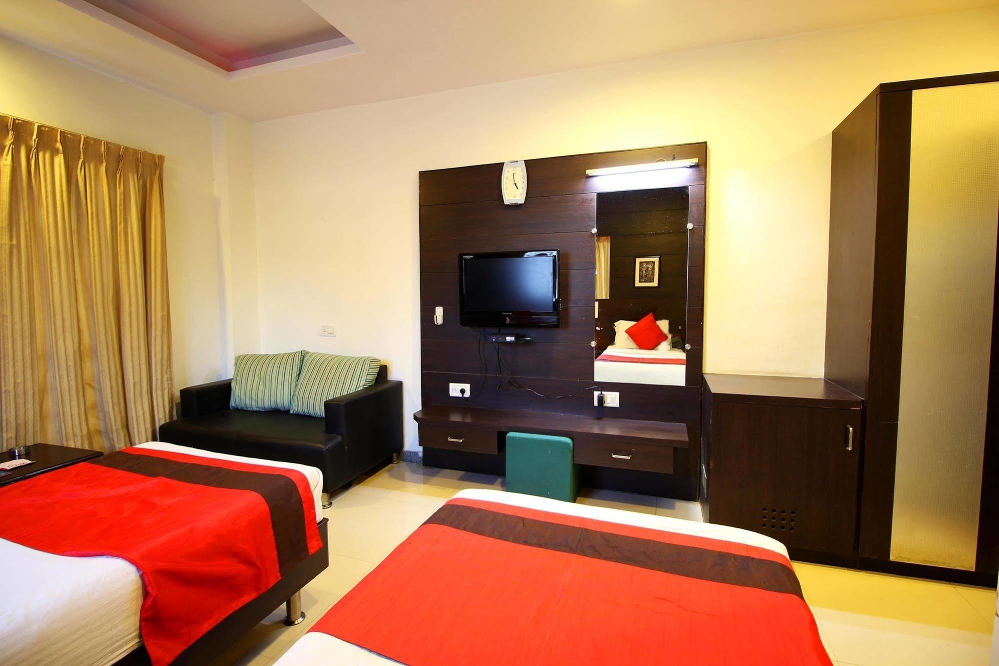 Marshall The Grand Hotel Ahmedabad Bagian luar foto