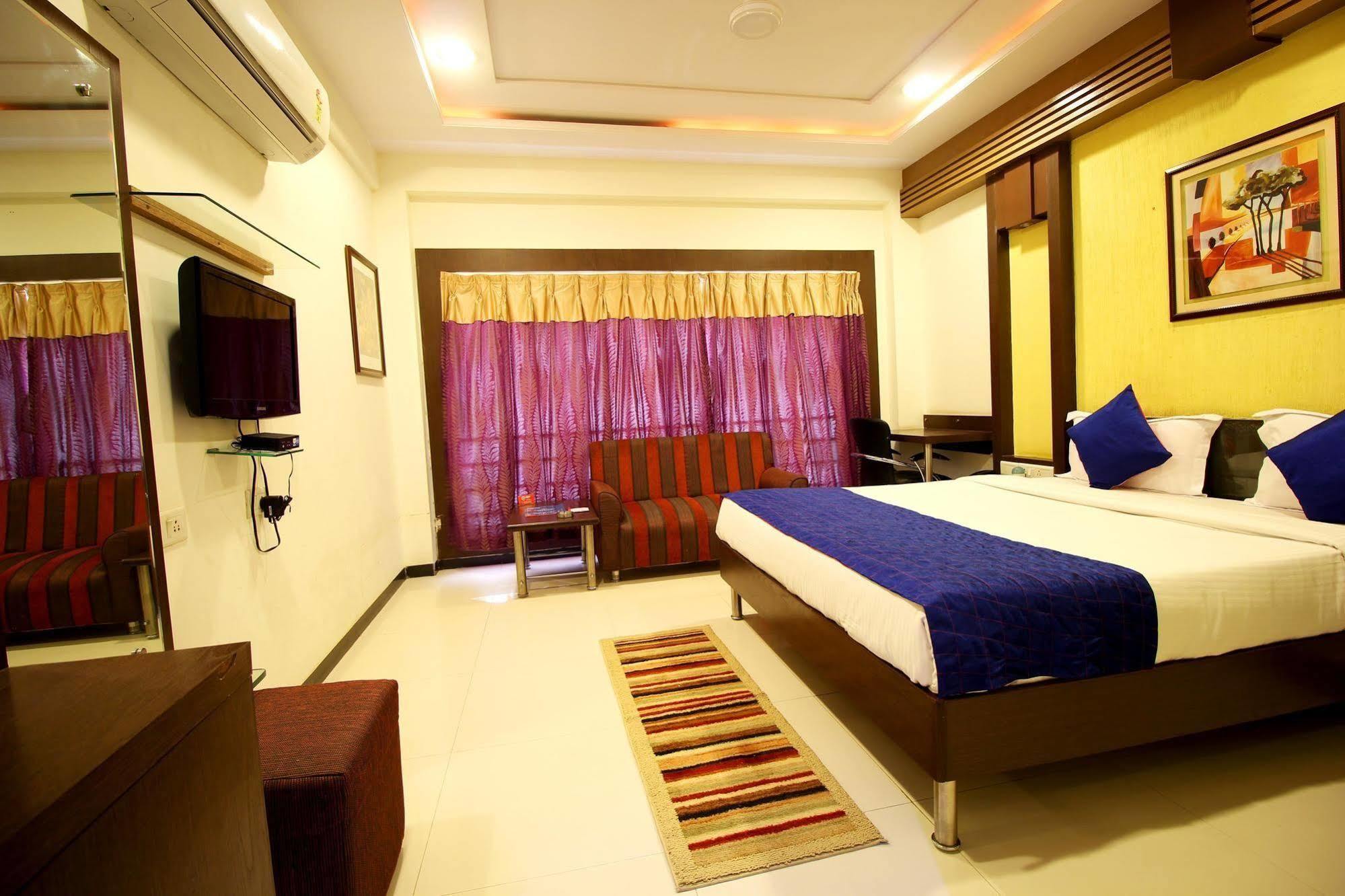 Marshall The Grand Hotel Ahmedabad Bagian luar foto