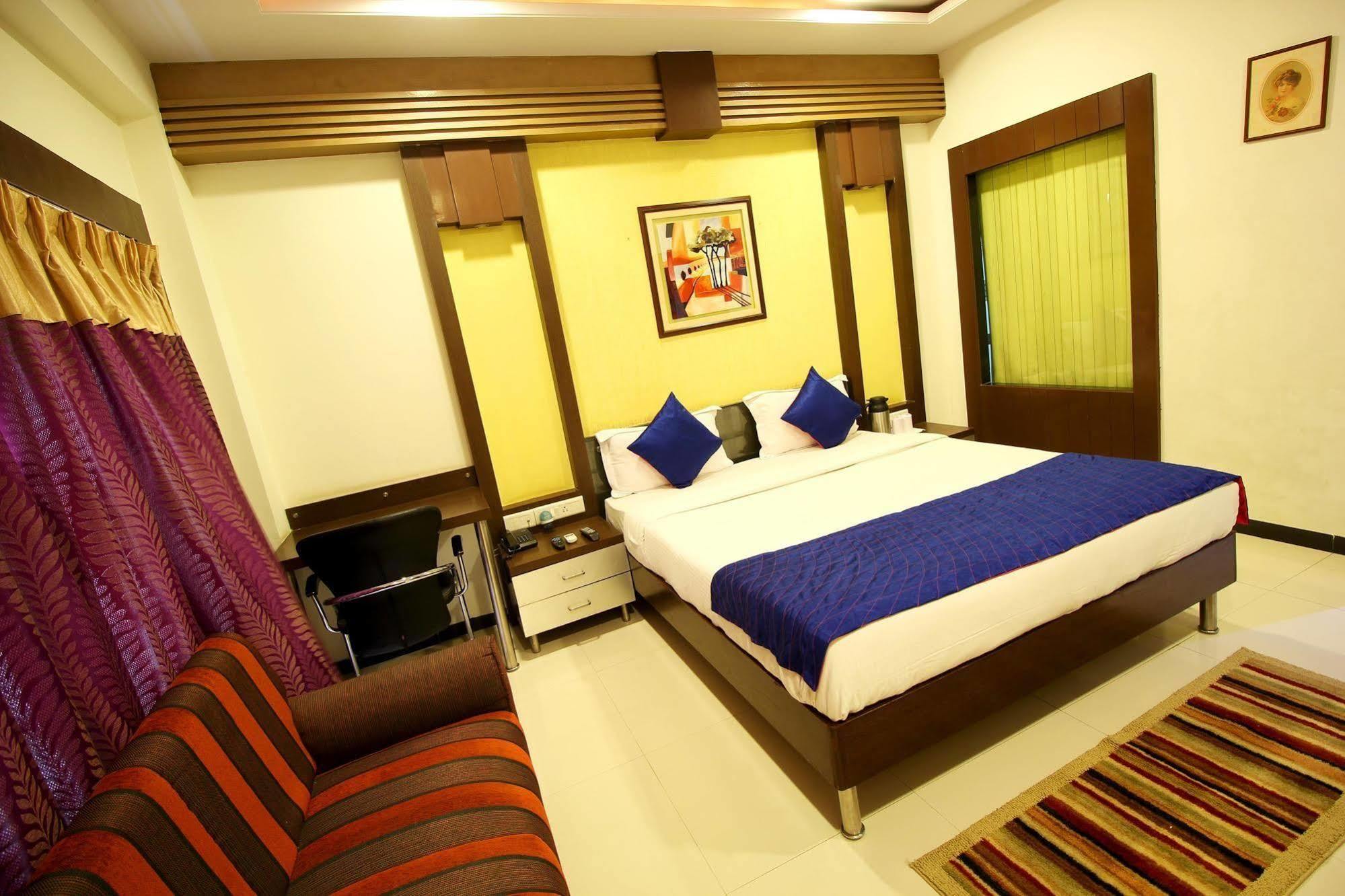 Marshall The Grand Hotel Ahmedabad Bagian luar foto