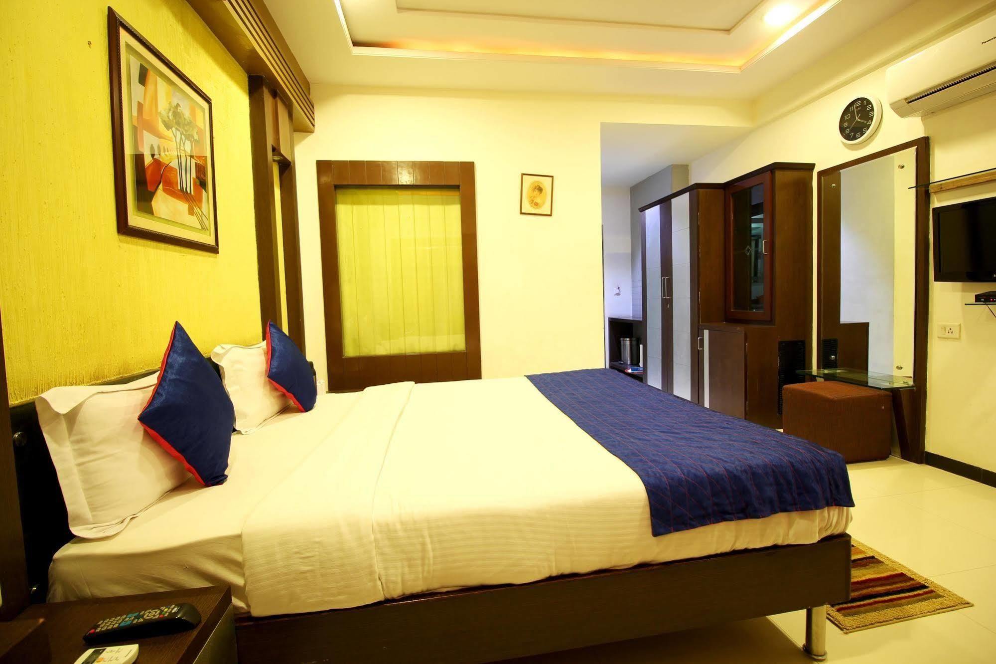 Marshall The Grand Hotel Ahmedabad Bagian luar foto